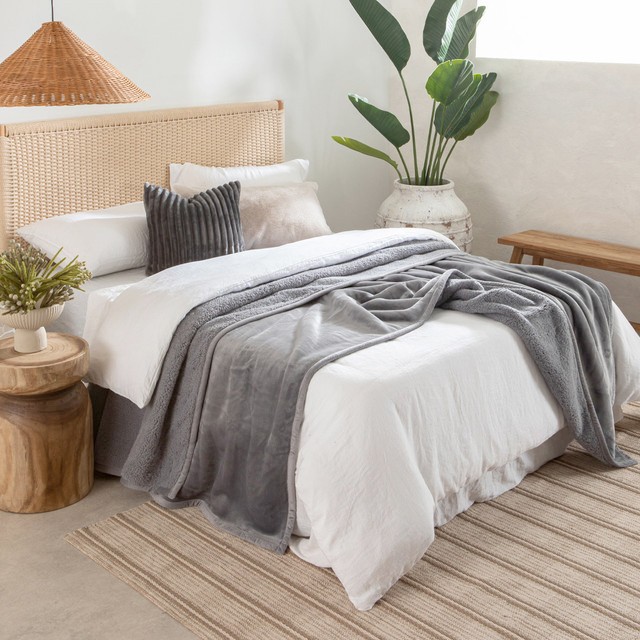 Marshmallow 510gsm Microfibre Blanket by M.U.S.E.