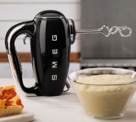 Smeg+50%26rsquo%3Bs+Style+Hand+Mixer+in+Black