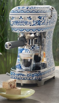 Smeg+X+Dolce%26amp%3BGabbana+%26lsquo%3BBlu+Mediterraneo%26rsquo%3B+%26rsquo%3B50s+Style+Manual+Pump+Coffee+Machine