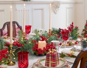 Myer-Giftorium-Heirloom-Traditional-Faux-Berries-with-Plastic-Leaves-Garland on sale