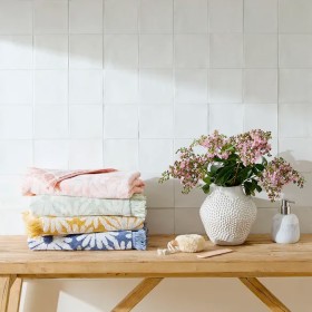 Daisy-Towel on sale