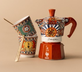 Bialetti+Dolce+%26amp%3B+Gabbana+Moka+2+Cup+Espresso+Maker+and+Coffee+Cups+Gift+Set